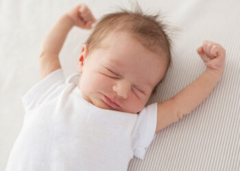 Muaji i lindjes mund të ndikojë në mënyrën si trupi ruan yndyrën, zbulon studimi