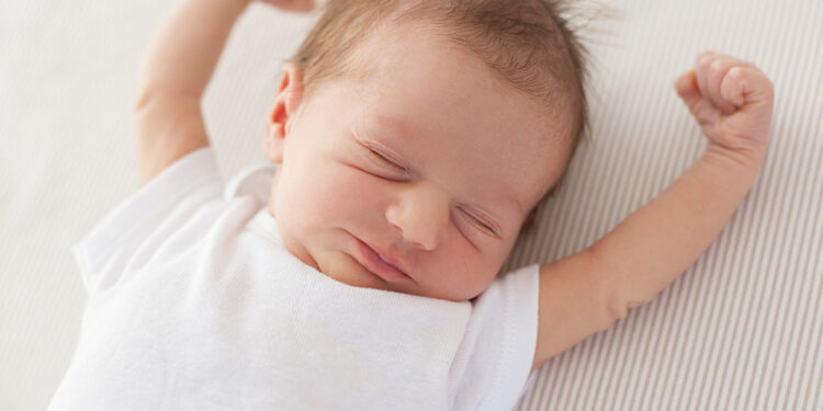 Muaji i lindjes mund të ndikojë në mënyrën si trupi ruan yndyrën, zbulon studimi