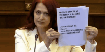 Mikrofonat u ndalën – PDK proteston me letra në Kuvend: Mos e shkelni betimin e deputetit