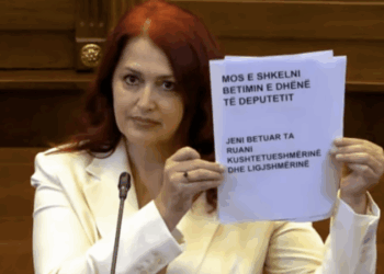 Mikrofonat u ndalën – PDK proteston me letra në Kuvend: Mos e shkelni betimin e deputetit