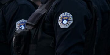 Ushtron dhunë psikike dhe fizike ndaj fëmijëve të tij, një person në kërkim të Policisë