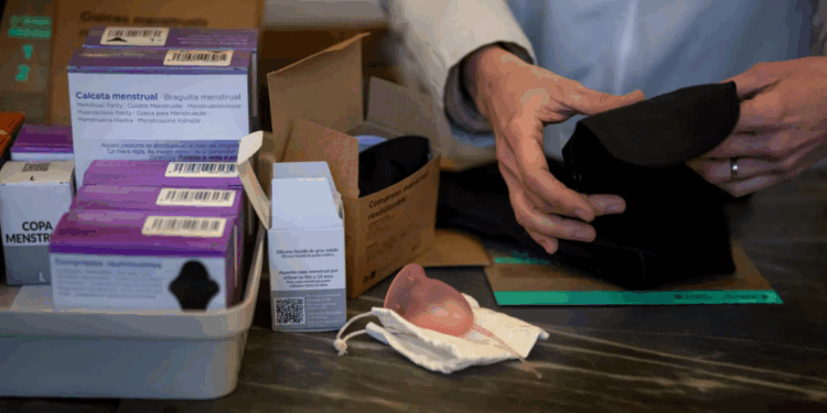 Kimikatet “e përjetshme” në produktet menstruale të ripërdorshme: A përbëjnë rrezik për shëndetin e grave?