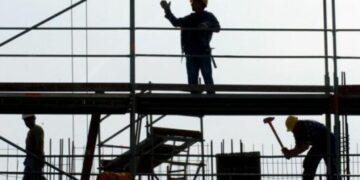Gjashtë punëtorë ndërtimi vdesin në korrik – Institucionet heshtin përballë tragjedive