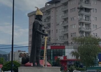 Akt vandal në Prizren – Dëmtohet shtatorja e Skënderbeut, institucionet kërkojnë ndëshkimin e autorëve