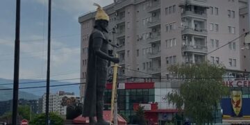 Akt vandal në Prizren – Dëmtohet shtatorja e Skënderbeut, institucionet kërkojnë ndëshkimin e autorëve