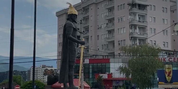 Akt vandal në Prizren – Dëmtohet shtatorja e Skënderbeut, institucionet kërkojnë ndëshkimin e autorëve