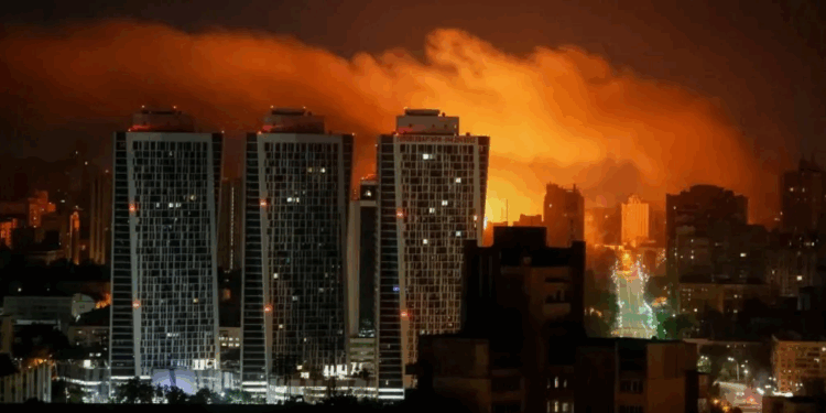 Sulm i ri rus me dronë në Kiev: Dy të vdekur dhe 13 të plagosur – Goditen edhe rajone të tjera