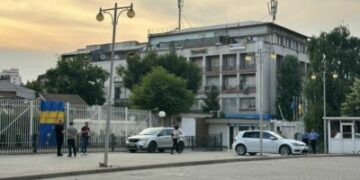 Para seancës, shtohen policët dhe kontrolli përreth objektit të Kuvendit
