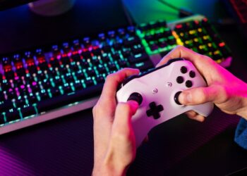 Studim: Lojërat rrisin fokusin, rrjetet sociale e ulin