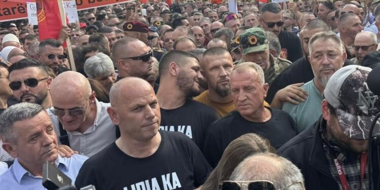 Protesta në Prishtinë për ish-krerët e UÇK-së: Në përkrahje bashkë Ramiz Lladrovci, Latif Gashi, Sami Lushtaku dhe Rrustem Mustafa – Remi