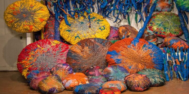 Çfarë është Fiber Art? Një Udhëtim në Botën e Fibrave Krijuese