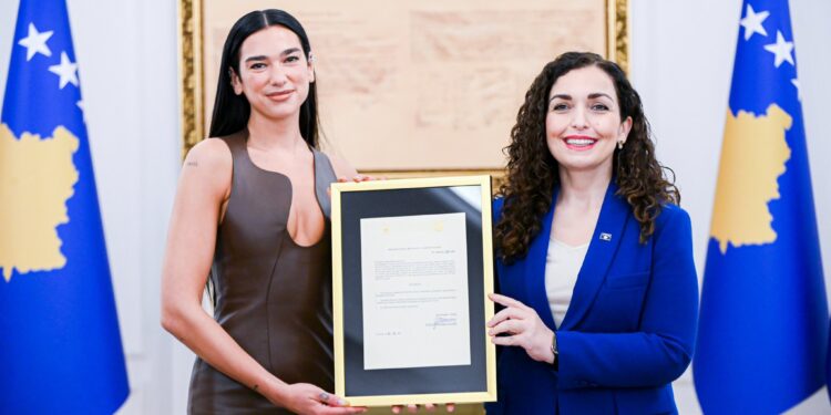 Dua Lipa merr shtetësinë e Kosovës: Vjosa Osmani e nderon me dekret presidencial