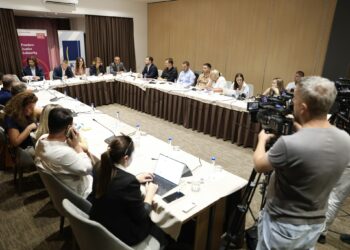 Fondacioni Friedrich Ebert dhe IKD organizojnë tryezë për dialog politik dhe ruajtjen e demokracisë