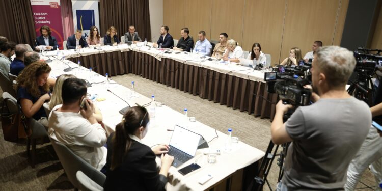 Fondacioni Friedrich Ebert dhe IKD organizojnë tryezë për dialog politik dhe ruajtjen e demokracisë