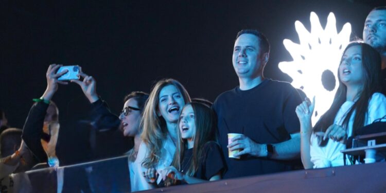 Dua Lipa ndez Prishtinën në natën e parë të Sunny Hill – Mesazhi i Lumir Abdixhikut: “Kjo është Kosova që duam”