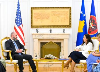 Presidentja Osmani pret zyrtarin e lartë amerikan: “Mbështetja e SHBA-ve e bën Kosovën më të sigurt dhe më të zhvilluar”