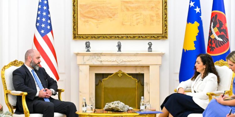 Presidentja Osmani pret zyrtarin e lartë amerikan: “Mbështetja e SHBA-ve e bën Kosovën më të sigurt dhe më të zhvilluar”
