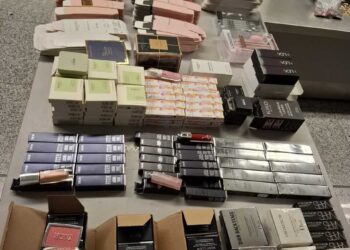 Mallra të padeklaruara kapen në Aeroportin “Adem Jashari” – nis procedura kundërvajtëse ndaj dy udhëtarëve