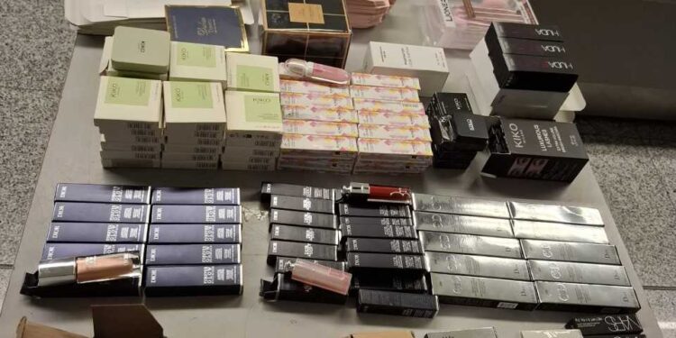 Mallra të padeklaruara kapen në Aeroportin “Adem Jashari” – nis procedura kundërvajtëse ndaj dy udhëtarëve