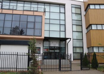 E dyshuara për mashtrim me shitblerje veturash, përballet me kërkesë për paraburgim 30-ditor