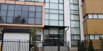 E dyshuara për mashtrim me shitblerje veturash, përballet me kërkesë për paraburgim 30-ditor