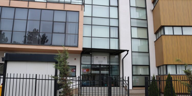 E dyshuara për mashtrim me shitblerje veturash, përballet me kërkesë për paraburgim 30-ditor