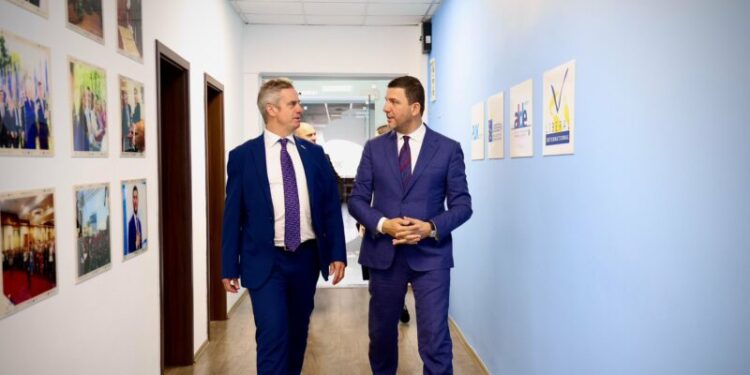 Ngërçi në Kuvend, Krasniqi takon ambasadorin britanik