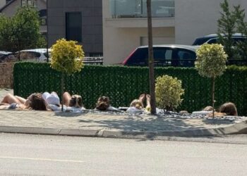 Vajza të reja “bëjnë plazh” në mes të rrugës në Prishtinë
