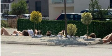 Vajza të reja “bëjnë plazh” në mes të rrugës në Prishtinë