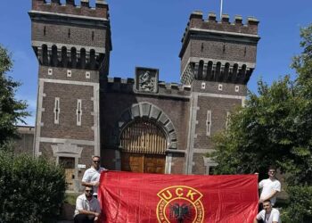 Flamuri i UÇK-së shpaloset në Hagë – Mesazh i fuqishëm në mbështetje të protestës kundër Gjykatës Speciale