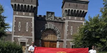 Flamuri i UÇK-së shpaloset në Hagë – Mesazh i fuqishëm në mbështetje të protestës kundër Gjykatës Speciale