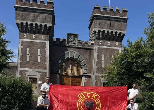 Flamuri i UÇK-së shpaloset në Hagë – Mesazh i fuqishëm në mbështetje të protestës kundër Gjykatës Speciale