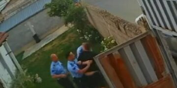 Aktakuzë ndaj tre policëve që sulmuan të prangosurin në Klinë