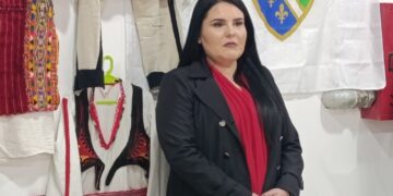 Nga duartrokitjet e Kurtit te kritikat për shtetin – Shefja e Këshillit Shqiptar në Novi Pazar hyn në Vetëvendosje, por s’mer shtetësinë e Kosovës