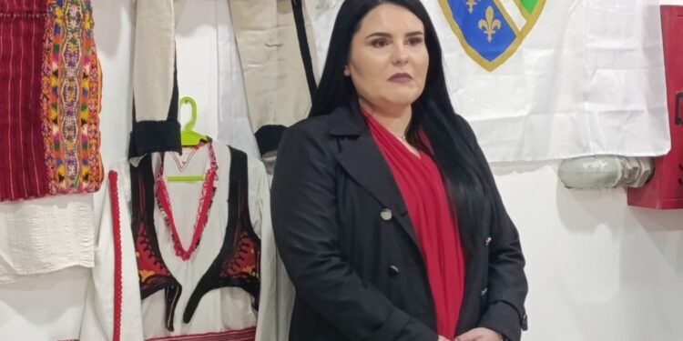 Nga duartrokitjet e Kurtit te kritikat për shtetin – Shefja e Këshillit Shqiptar në Novi Pazar hyn në Vetëvendosje, por s’mer shtetësinë e Kosovës