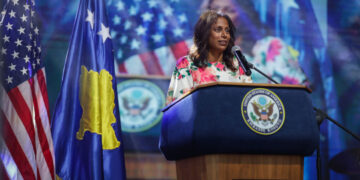 Ambasada Amerikane: Bllokimi politik po i kushton Kosovës – SHBA kërkon partnerë të besueshëm