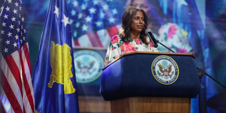 Ambasada Amerikane: Bllokimi politik po i kushton Kosovës – SHBA kërkon partnerë të besueshëm
