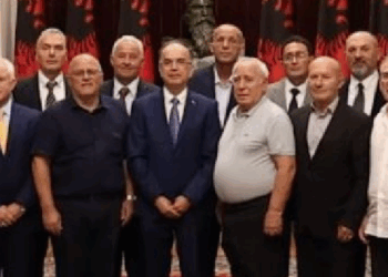 Begaj nderon bërthamën e parë të UÇK’së: Historiku i çlirimit të Kosovës nis në Surrel