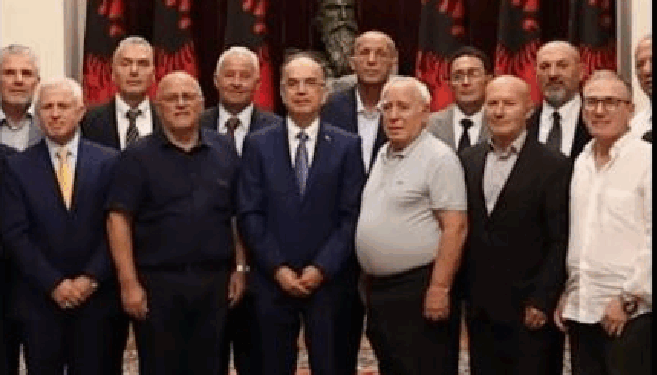 Begaj nderon bërthamën e parë të UÇK’së: Historiku i çlirimit të Kosovës nis në Surrel