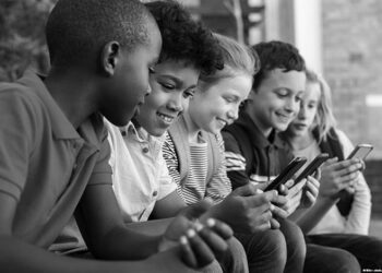 Të rinjtë në rrezik për shëndetin e zemrës nga koha e tepërt para ekranit