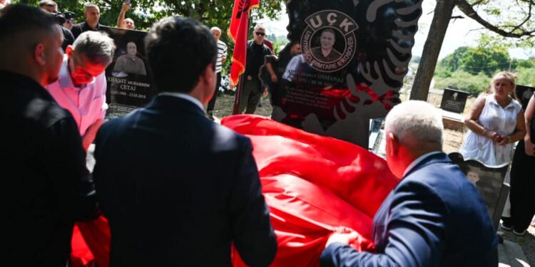 Kryeministri Kurti nderon kujtimin e zjarrfikësit Sefadin Osmanaj në përvjetorin e rënies në detyrë