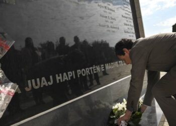 Kurti nderon Komandantin Ismet Jashari – Kumanova në 27-vjetorin e rënies