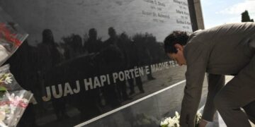 Kurti nderon Komandantin Ismet Jashari – Kumanova në 27-vjetorin e rënies