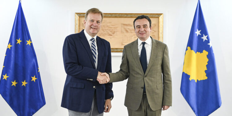 Kurti pret emisarin e BE-së: Theksohet progresi në veri dhe kërkohet reagim ndaj provokimeve serbe