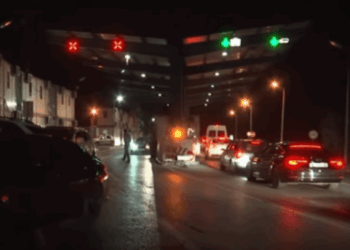 Dheu i Bardhë dhe Vërmica, më të ngarkuarat në kufi: Pritje deri në 40 minuta dhe kolona 150 metra