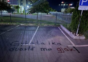 Revoltë në Gjilan pas vrasjes së trefishtë – qytetarët mbulojnë muret e gjykatës me mbishkrime