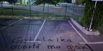 Revoltë në Gjilan pas vrasjes së trefishtë – qytetarët mbulojnë muret e gjykatës me mbishkrime