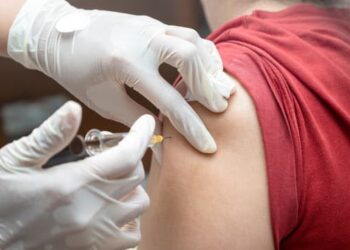 Mbretëria e Bashkuar nis fushatën e parë në botë për vaksinimin kundër gonorresë rezistente ndaj antibiotikëve