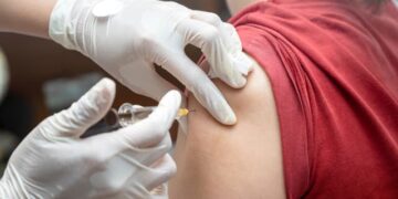 Mbretëria e Bashkuar nis fushatën e parë në botë për vaksinimin kundër gonorresë rezistente ndaj antibiotikëve