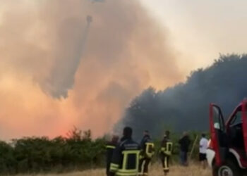 Zjarr i madh përfshin fshatin Gmicë në Kamenicë